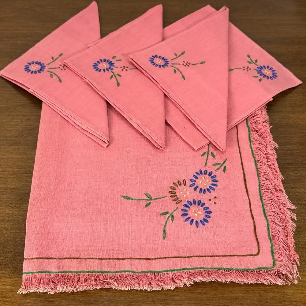 Vintage Tablecloth and 4 Napkin Set 35